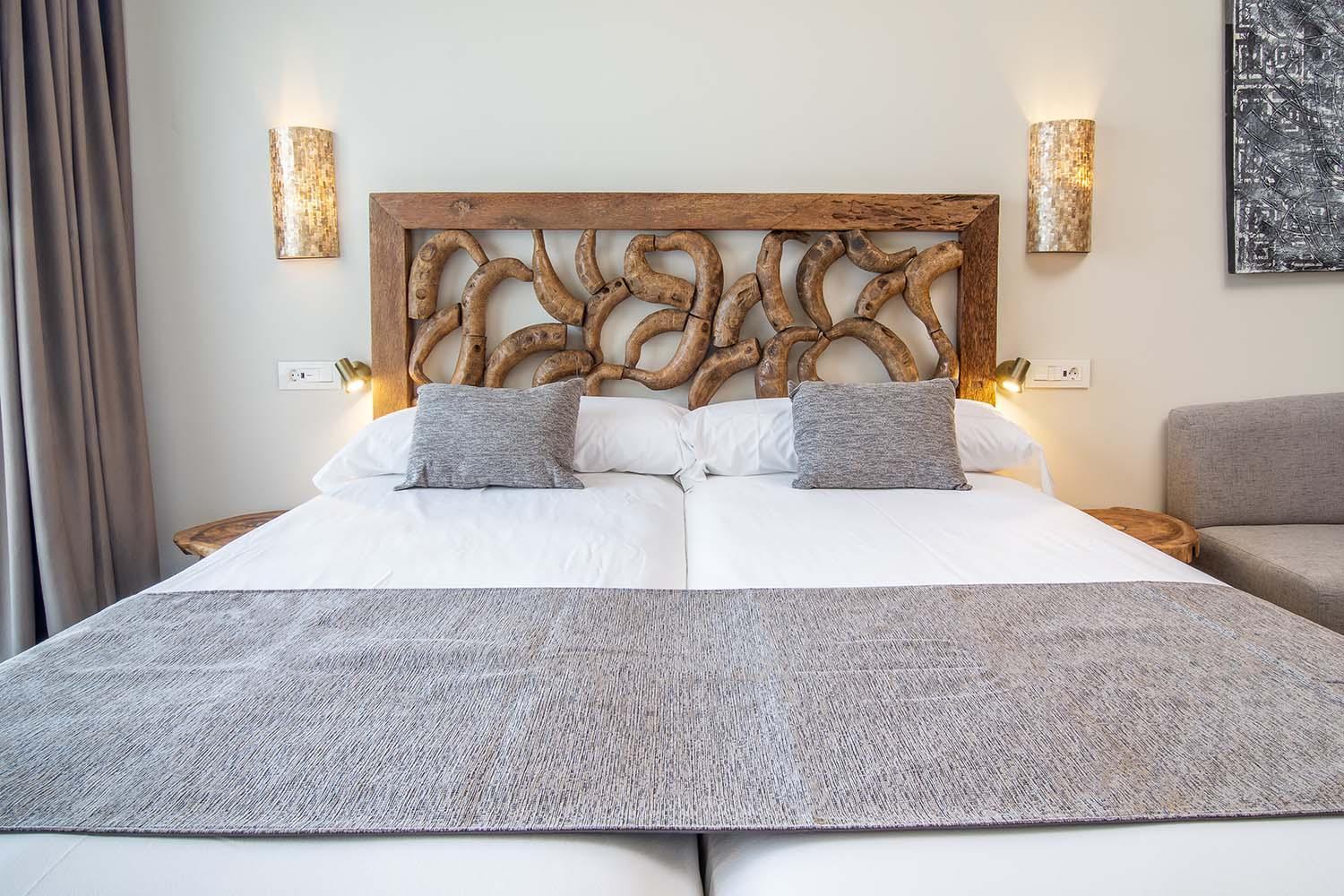 Zahara Beach & Spa By Qhotels - Adults Recommended Zahara de los Atunes Ruang foto A bed with a wooden headboard