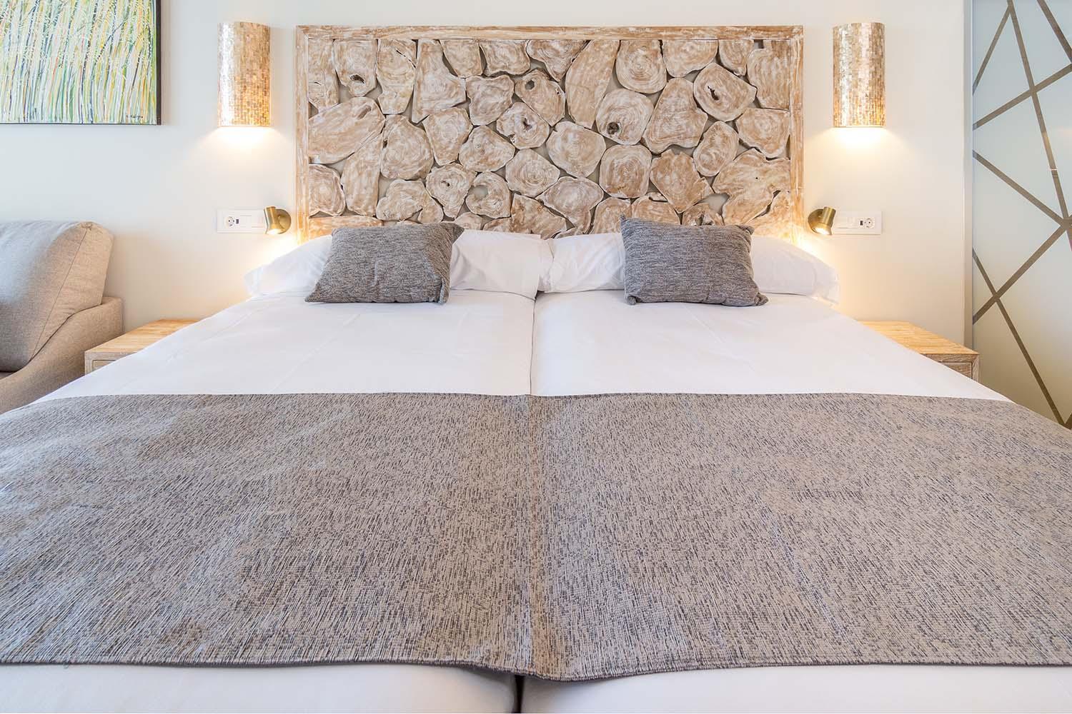 Zahara Beach & Spa By Qhotels - Adults Recommended Zahara de los Atunes Ruang foto A bed with a bed valance