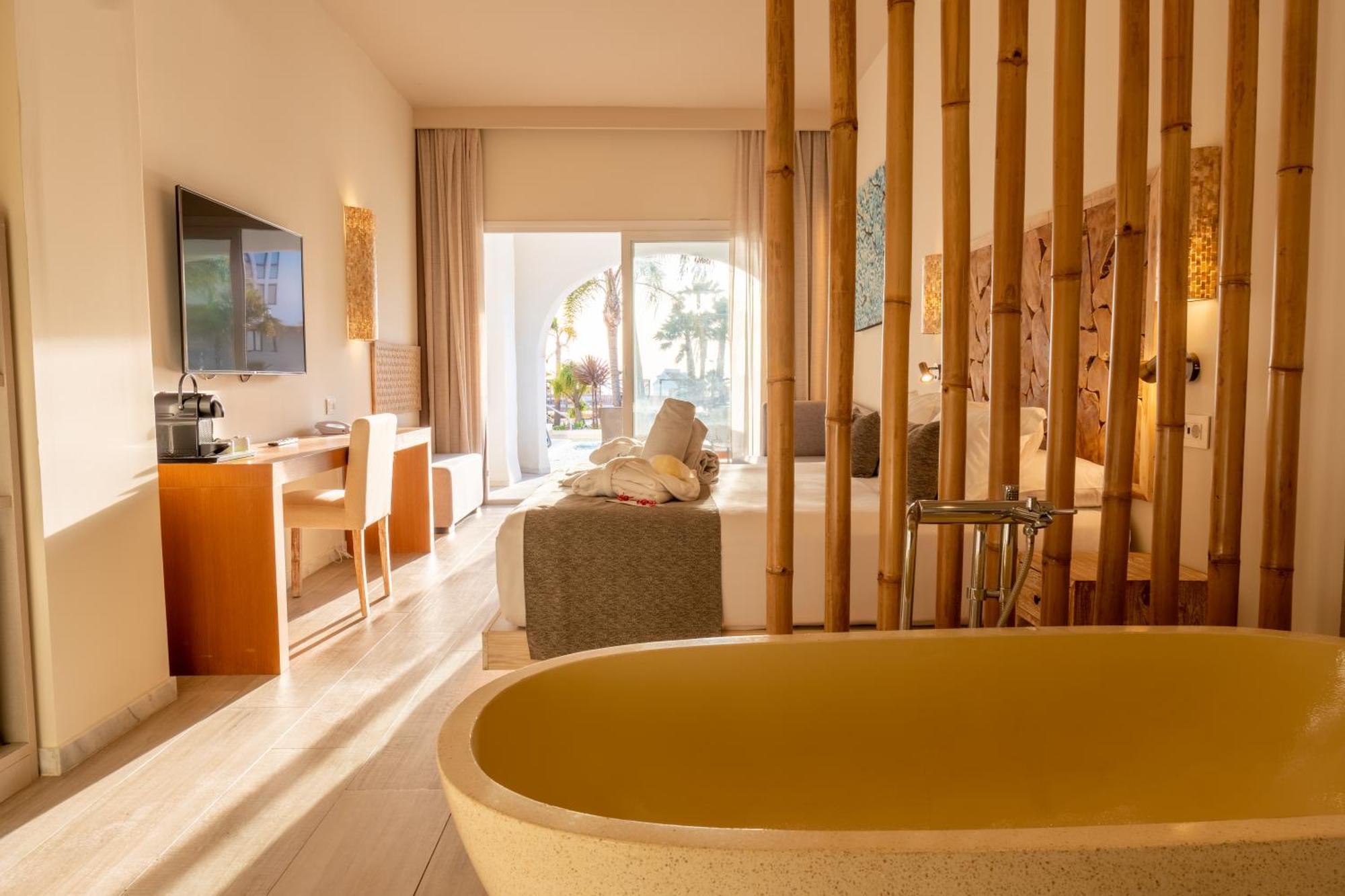 Zahara Beach & Spa By Qhotels - Adults Recommended Zahara de los Atunes Bagian luar foto Deluxe Room