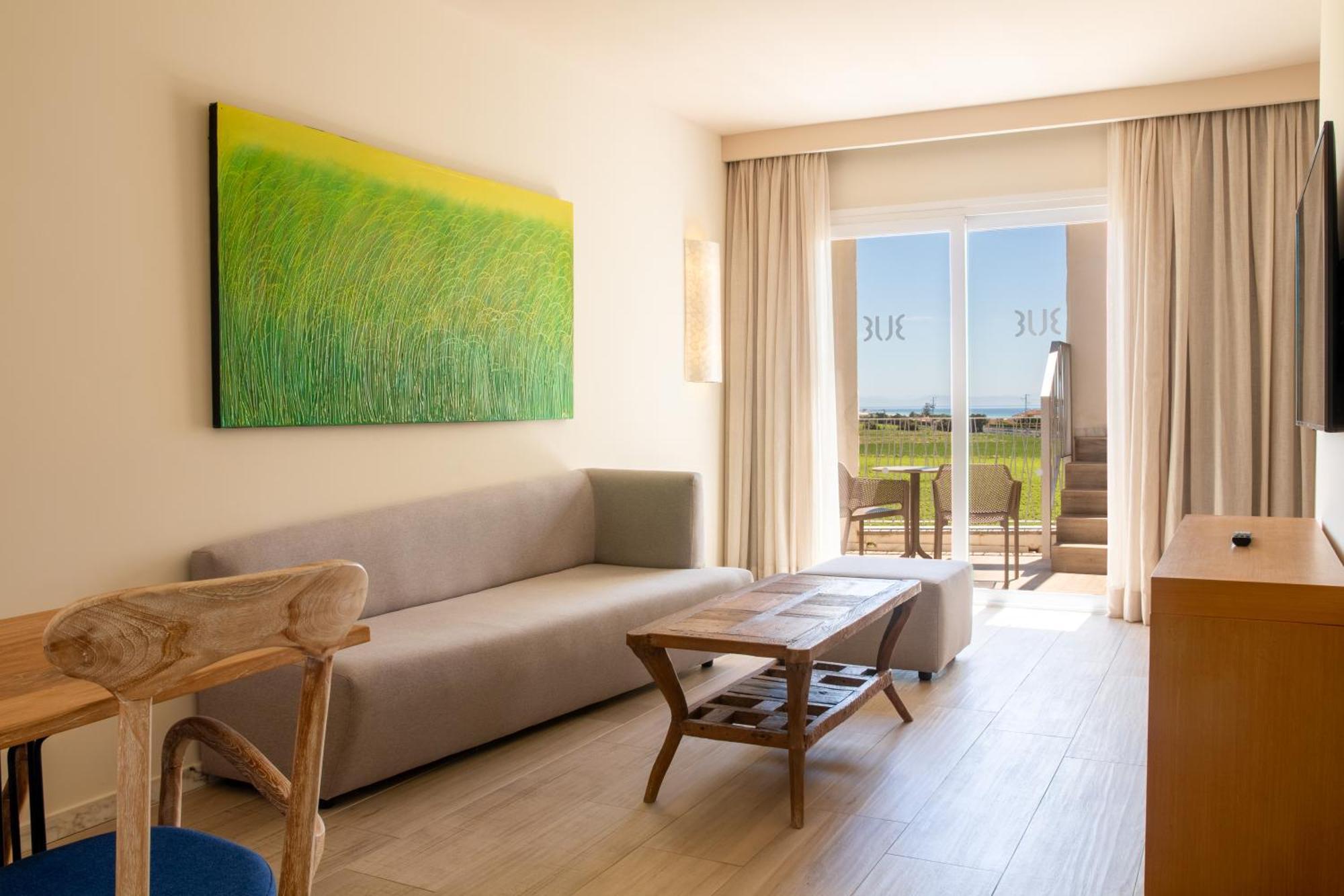 Zahara Beach & Spa By Qhotels - Adults Recommended Zahara de los Atunes Bagian luar foto A living room in a hotel